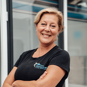 Profielfoto van Marieke Bloo in een zwart shirt die lacht naar de camera.