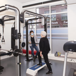 65 plus fysiotherapie veenendaal, lienden amerongen, duiven, Rembrandt Fysiotherapie Vrouw met artose komt bij Rembrandt voor een behandeling