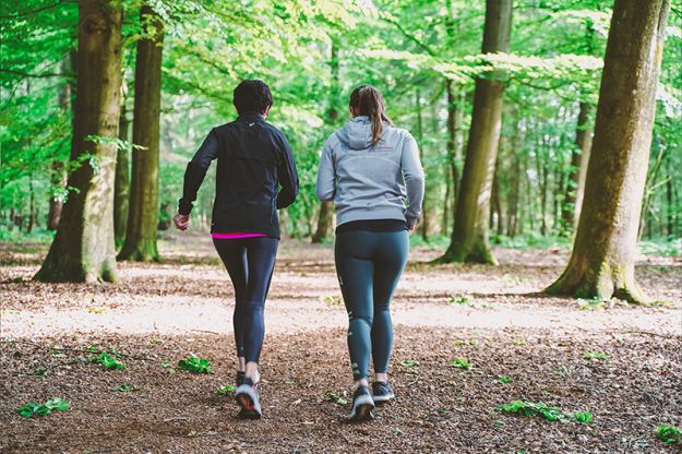Rugklachten tijdens het wandelen voorkomen door middel van de juiste looptechnieken en deze tips