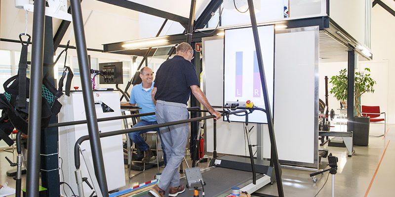 Rembrandt Fysiotherapie en Revalidatie – etalagebenen Man met etalagebenen wordt door de fysiotherapeut geholpen door middel van looptherapie