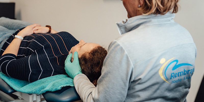 Rembrandt Fysiotherapie & Revalidatie – spanningshoofdpijn in Rhenen Lienden Amerongen Duiven Veenendaal Vrouw heeft last van spanningshoofdpijn en wordt behandeld bij Rembrandt Fysiotherapie & Revalidatie
