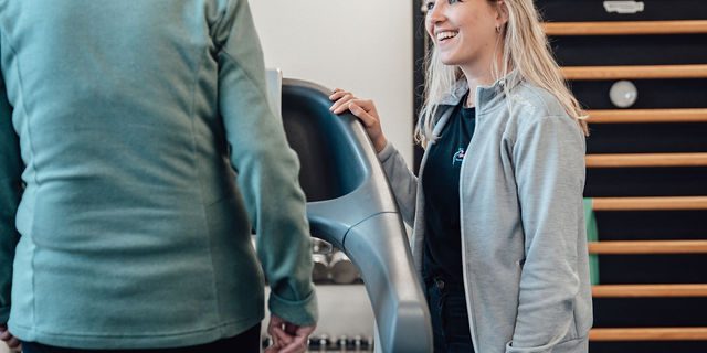 Rembrandt fysiotherapie & revalidatie – artrose Mevrouw van Duin heeft artrose en loopt op de loopband onder begeleiding van Fysiotherapeut Laura in de oefenzaal.