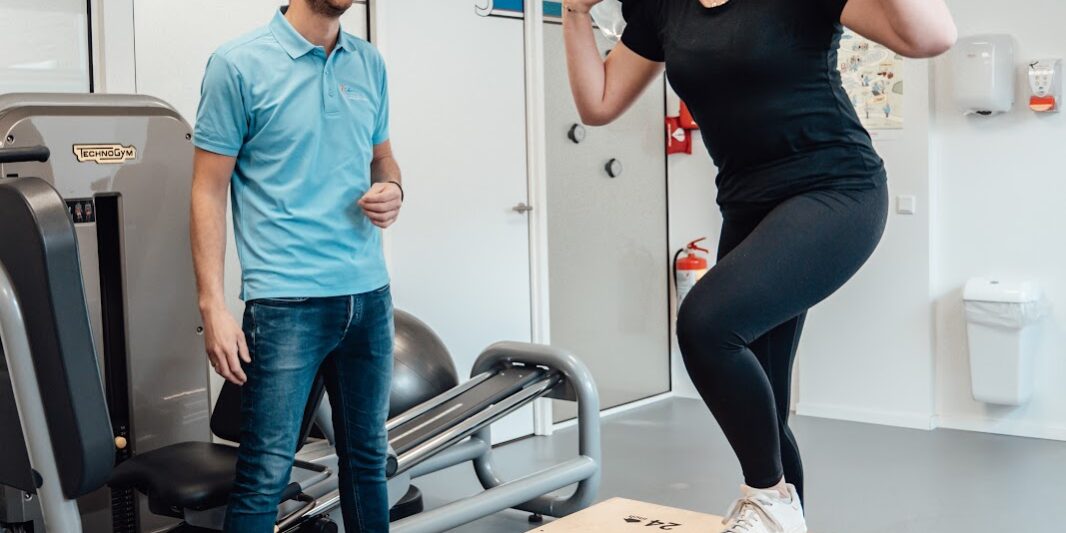 rembrandt vrouw traint bij de fysio om blessures te voorkomen op wintersport sportfysiotherapie Rembrandt Fysiotherapie & Revalidatie Veenendaal Amerongen Duiven Rhenen Lienden