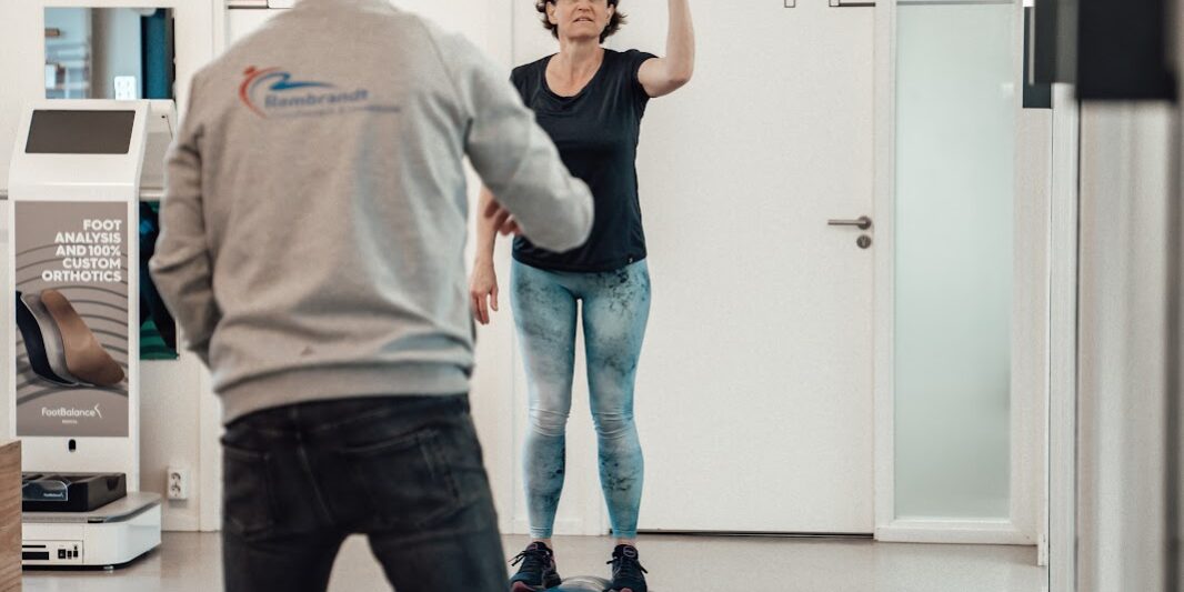 rembrandt man en vrouw gooien de bal over dit is een goeie oefening tegen schouder klachten