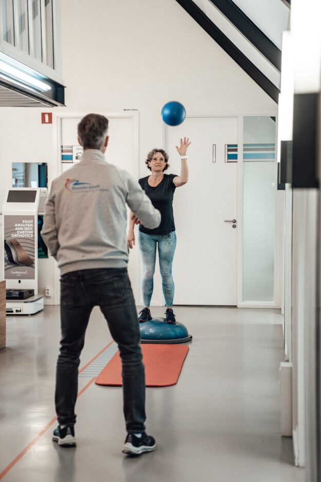 man en vrouw gooien de bal over dit is een goeie oefening tegen schouder klachten