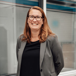 Profielfoto van Karin van Beek in een zwart shirt en grijs jasje.