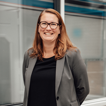 Profielfoto van Karin van Beek in een zwart shirt en grijs jasje.