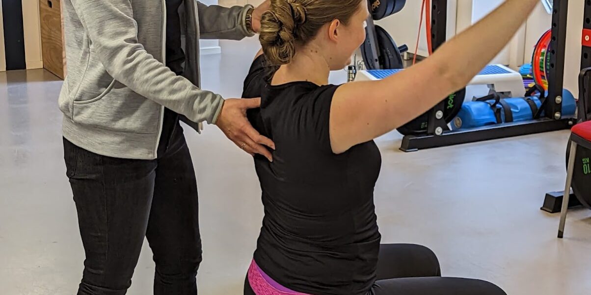 rembrandt vrouw is aan het trainen op spierpijn door stress te voorkomen