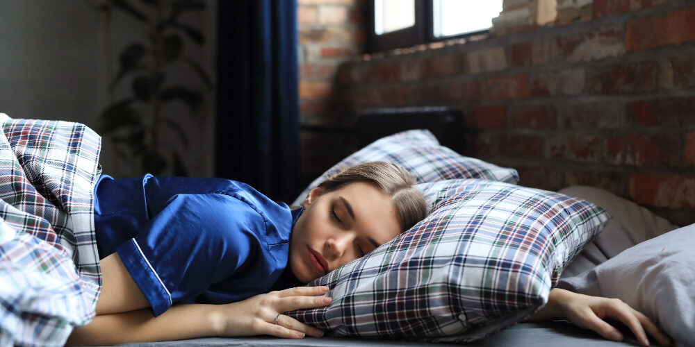 Rembrandt – Balans Vrouw ligt in bed te slapen en werkt aan haar balans