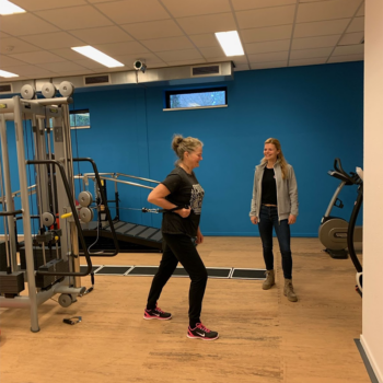 image003 Jennie voert oefeningen uit in de oefenzaal onder begeleiding van fysiotherapeut Manon voor haar revalidatietraject na een heupoperatie.