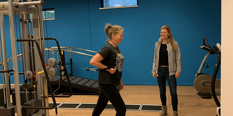 image003 Jennie voert oefeningen uit in de oefenzaal onder begeleiding van fysiotherapeut Manon voor haar revalidatietraject na een heupoperatie.