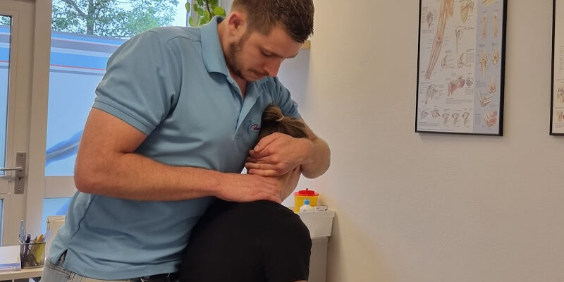 nekpijn tijdens het autorijden Vrouw heeft nekpijn tijdens het auto gekregen en zit nu bij de fysiotherapeut terwijl hij haar nek behandelt.