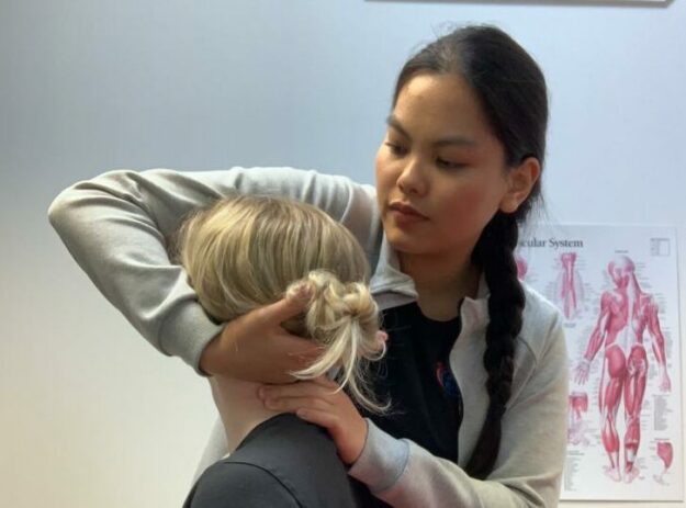 patient heeft een kantoorbaan en last van nekklachten en komt bij de fysiotherapeut