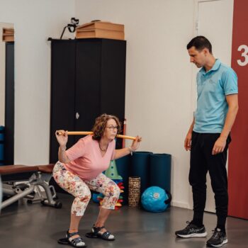 Heupartrose Mevrouw heeft last van heupartrose en wordt geholpen door een fysiotherapeut die revalidatie na een operatie aanbiedt.