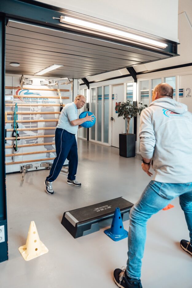 Meneer heeft last van artritis of artrose en wordt geholpen door de fysiotherapeut bij het dagelijks bewegen