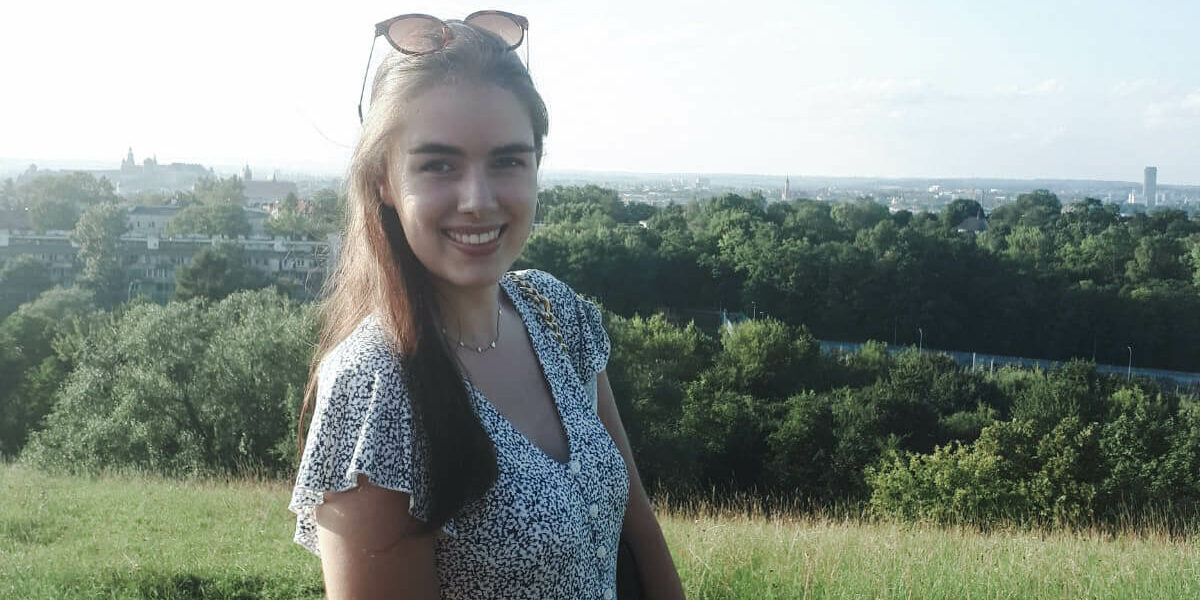 Kaakpijn Foto van Anna Kooistra in een zomerjurk met zonnebril op die last heeft van kaakpijn