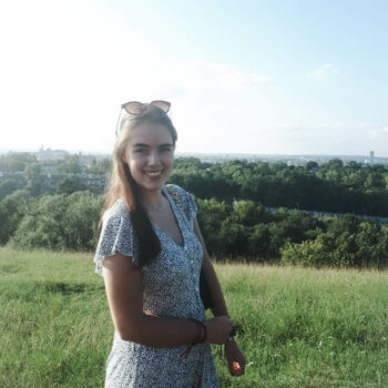 Kaakpijn Foto van Anna Kooistra in een zomerjurk met zonnebril op die last heeft van kaakpijn