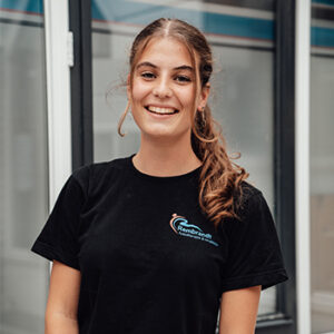 Profielfoto van Sophie Haring die een zwart shirt aanheeft met het logo van Rembrandt fysiotherapie & revalidatie