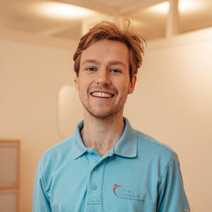 Rembrandt - Stijn Brinks Profielfoto van Stijn Brinks die naar de camera kijkt en een blauw shirt aanheeft