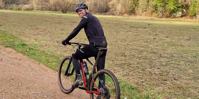 endurance support 2 Duursporter op de fiets en in sportkleding werkt aan zijn coördinatie en mobiliteit door middel van Endurance Support.