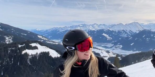 Skiduim – Rembrandt Skister met rode glazen probeert een skiduim te voorkomen tijdens het wintersporten op een berg met sneeuw