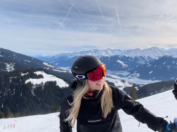 Skister met rode glazen probeert een skiduim te voorkomen tijdens het wintersporten op een berg met sneeuw