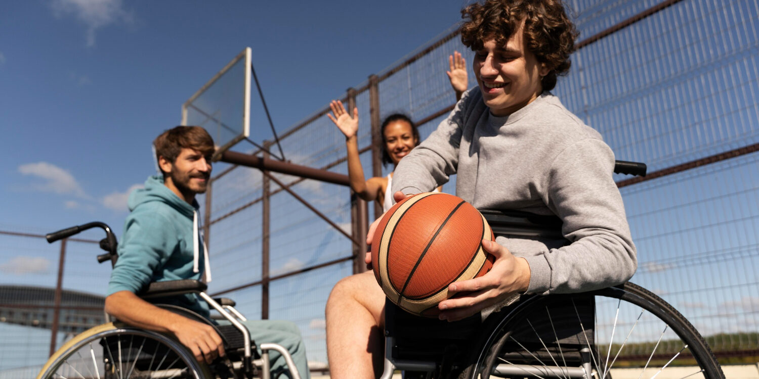 Tips voor leven met ms Twee mensen met MS zitten in een rolstoel en spelen basketbal