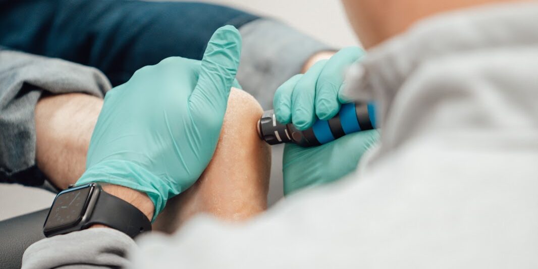 Patiënt krijgt shockwave therapie bij hielspoor