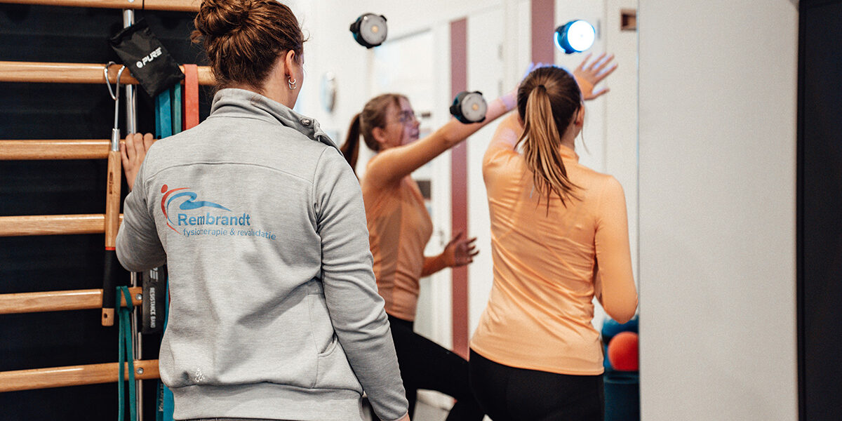 Blijf actief Blijf actief. Vrouw is oefeningen aan het doen.