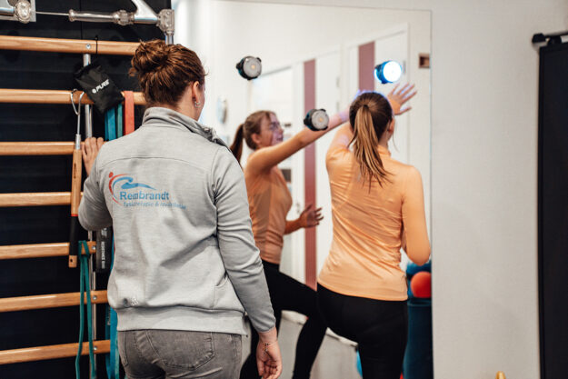 Blijf actief. Vrouw is oefeningen aan het doen.