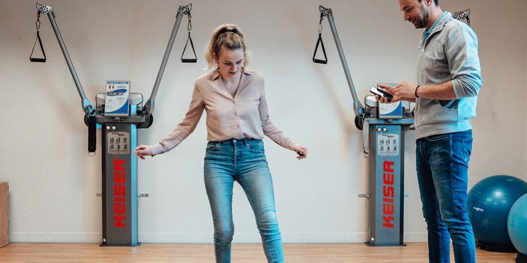 leeftijd invloed op blessures Mevrouw doet oefeningen. leeftijd invloed op blessures