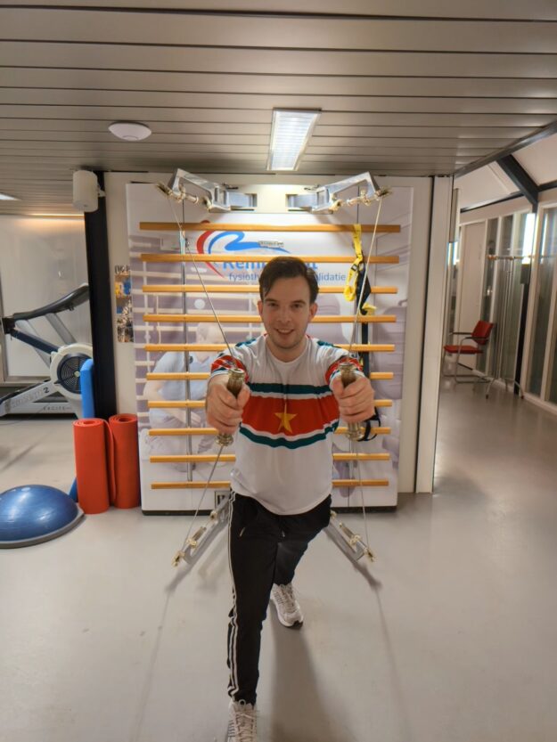 Een therapeut die intensief traint, met de nadruk op de gevaren van te veel sporten