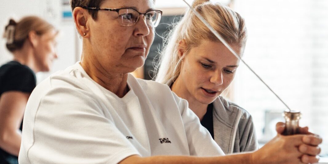 Chronische pijn Vrouw met chronische pijn wordt behandeld door de therapeut