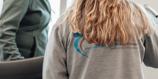 Bewegen bij parkinson: verbeter uw kwaliteit van leven met gerichte oefeningen mevrouw die oefeningen doet voor bij het bewegen van parkinson