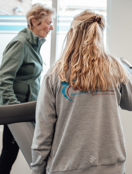 mevrouw die oefeningen doet voor bij het bewegen van parkinson