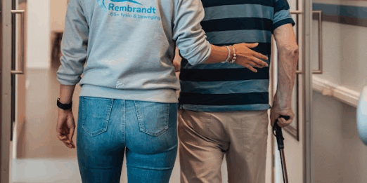 Oudere man wordt geholpen in het programma Valpreventie voor ouderen met behulp van een fysiotherapeut