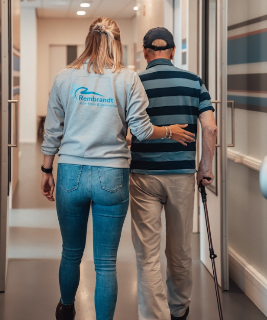 Oudere man wordt geholpen in het programma Valpreventie voor ouderen met behulp van een fysiotherapeut