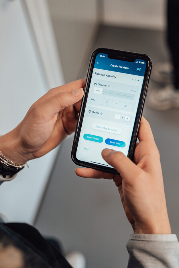 Persoon heeft last van Polsklachten door smartphonegebruik