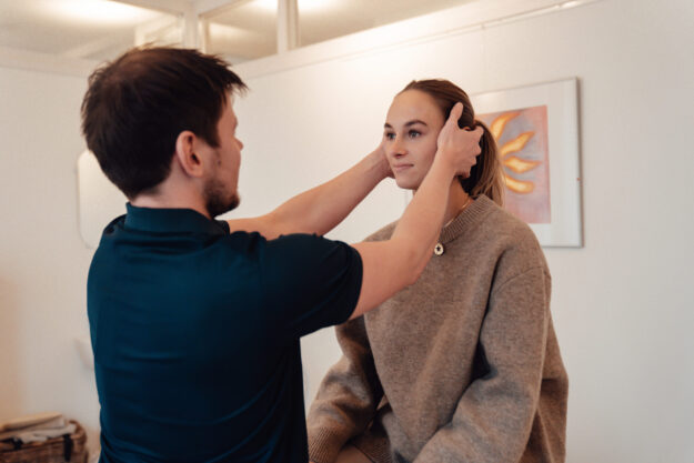 Fysiotherapeut behandelt Patient voor duizeligheidsklachten