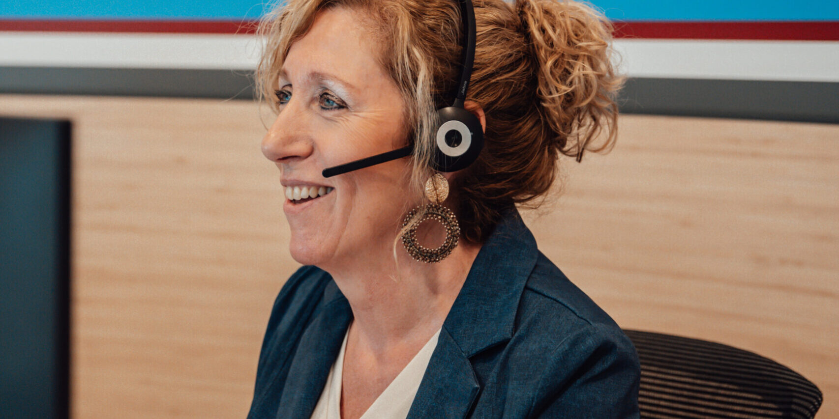 Collega Nancy met headset achter computer